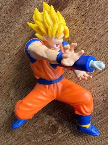 Dragon Ball Z Goku Figurine Bandai  Dimensions: 17x12cm Matière Plastique