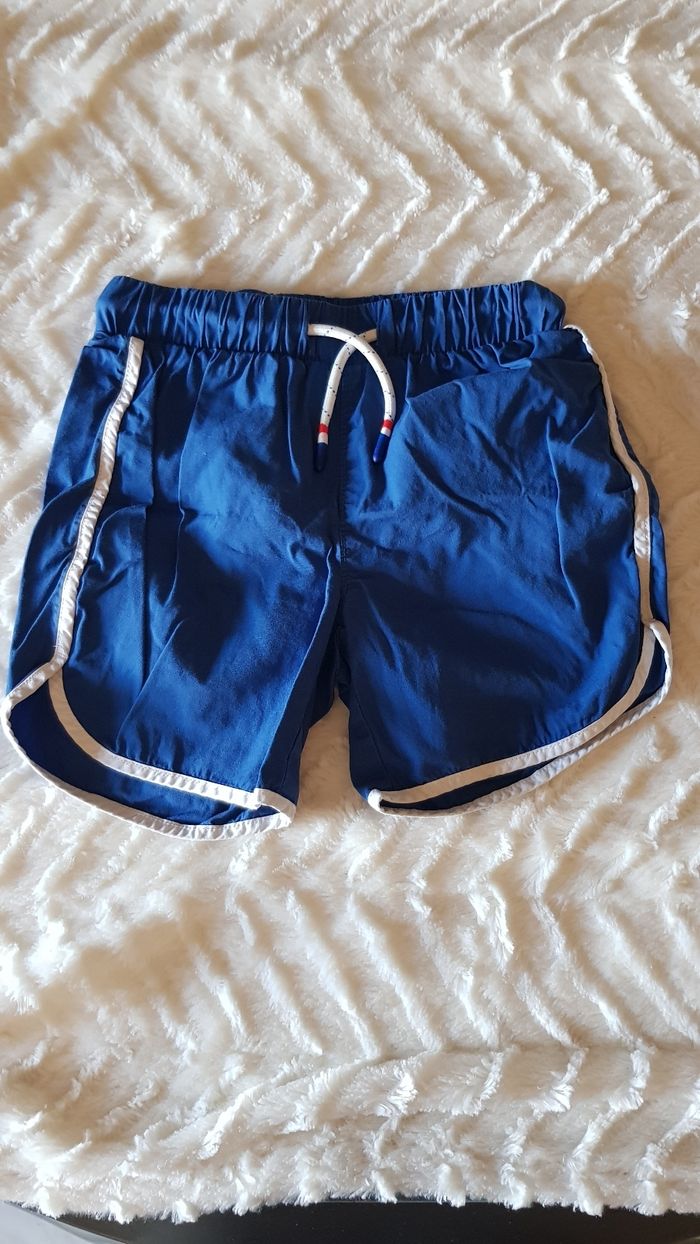 Short bleu