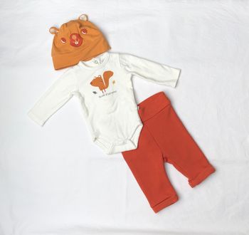 Ensemble Orchestra 1 mois: body + bonnet + pantalon