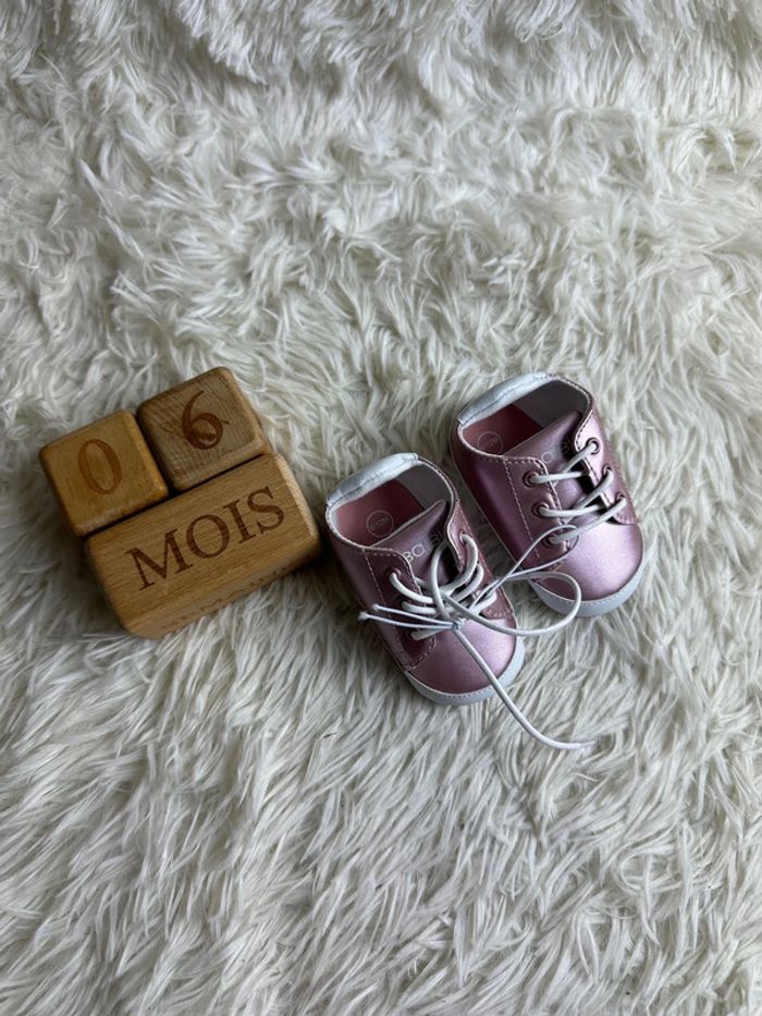 Paire de chaussures rose obaibi taille 6-12 mois