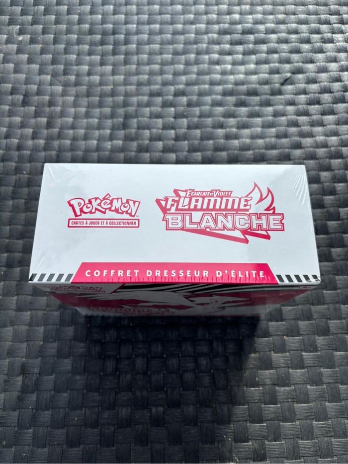 Pokémon Etb ev10.5 flamme blanche - photo numéro 3