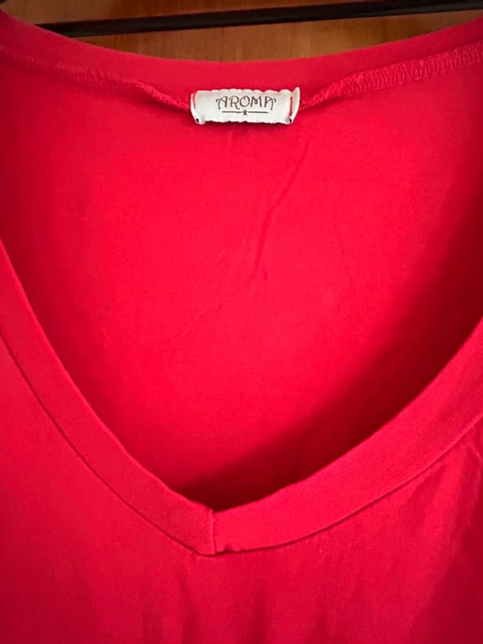 T-shirt rouge il V lion indien Aroma - photo numéro 3