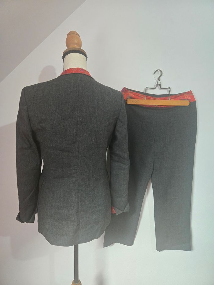 Ensemble tailleur Alain Manoukian – Élégance moderne avec détails satinés rouges oranges - photo numéro 5