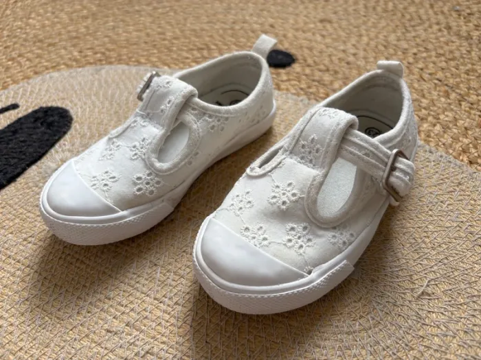 Chaussures babies toile blanc broderies anglaises Vertbaudet 23 - photo numéro 2