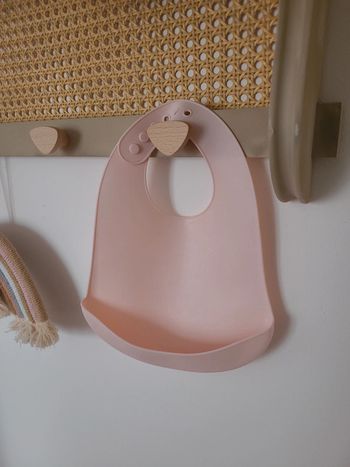 Bavoir à réservoir