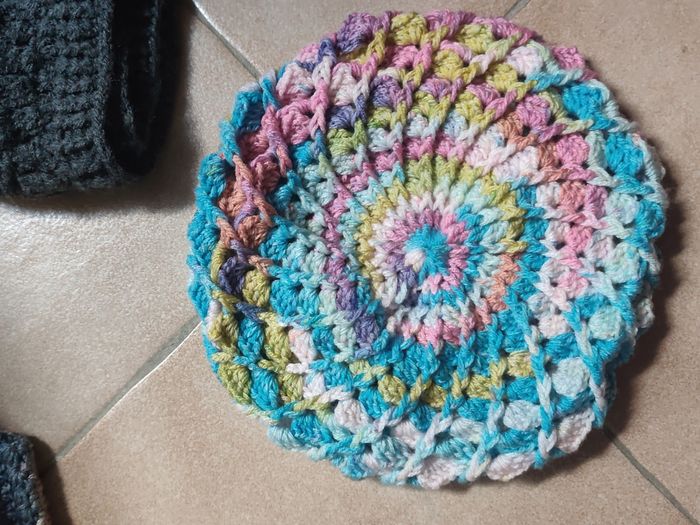 Bérets crochets fait main  certains avec mitaines - photo numéro 8
