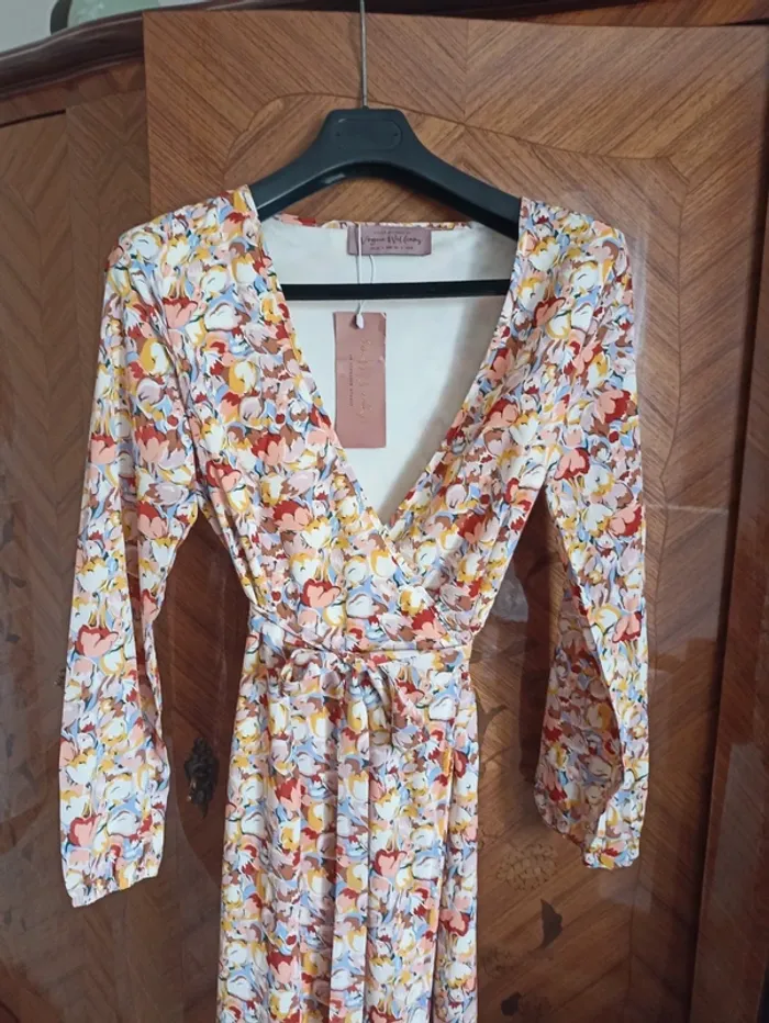 Très belle robe portefeuille multicolore