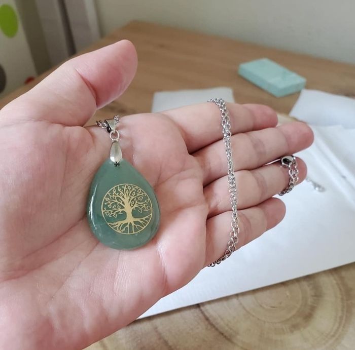 Collier pendentif pierre Aventurine
et chaîne cuir
