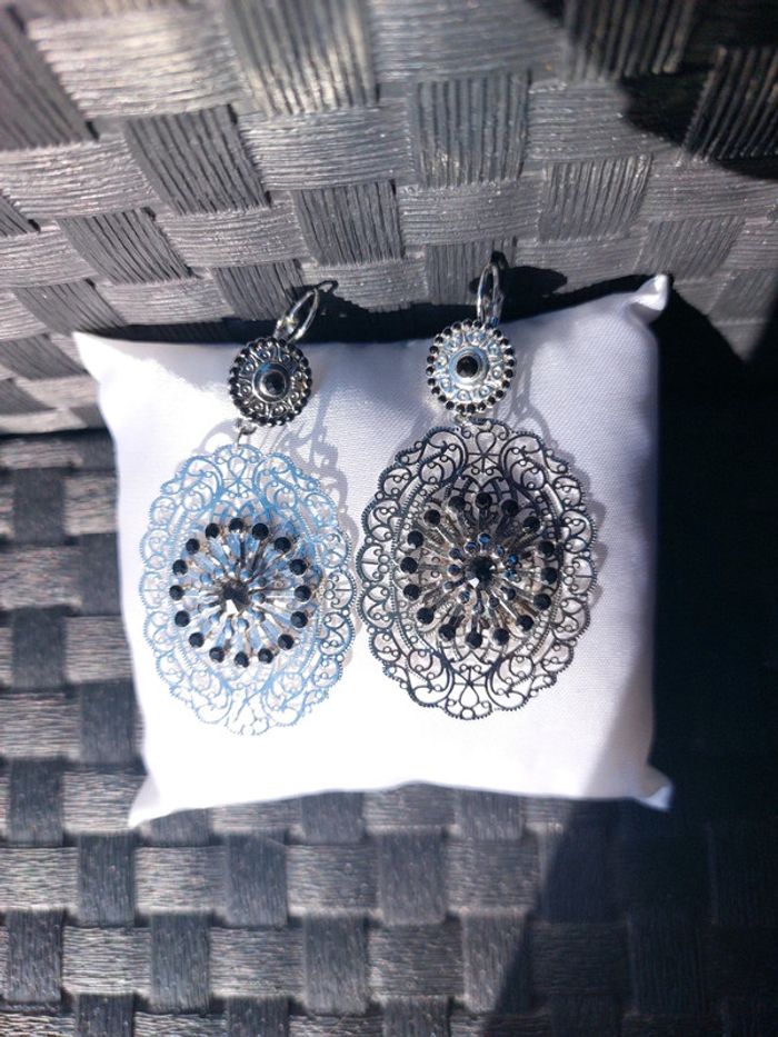 Boucles d'oreilles argentées et noires - photo numéro 3
