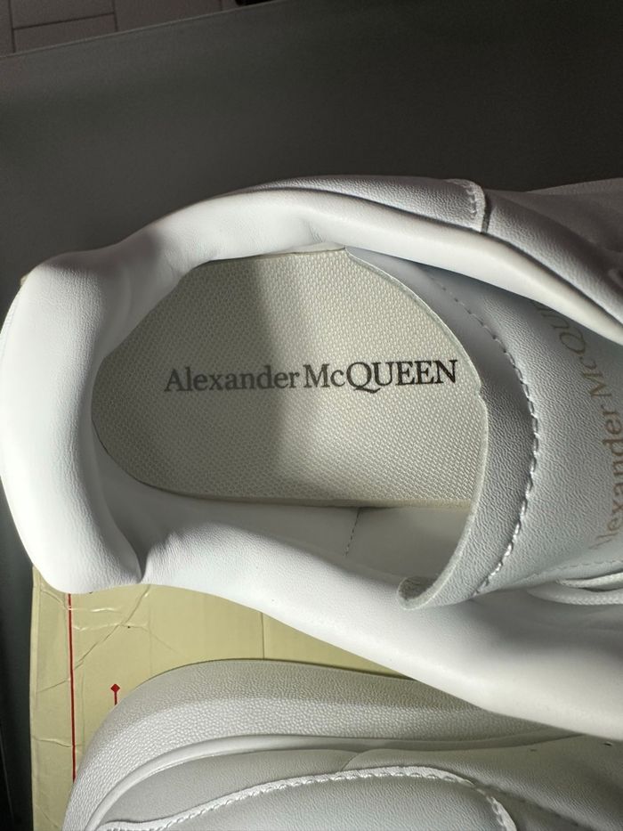 Sneakers Alexander McQueen blanches – taille 45, boîte abîmée - photo numéro 8