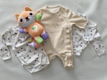 Lot naissance 1 pyjama 2 bodys 1 doudou renard orange Vtech 