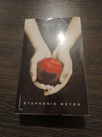STEPHENIE MEYER