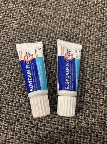 Colle pour prothèse dentaire