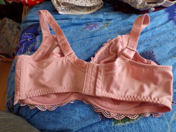 Soutien gorge rose 105D quasi neuf - photo numéro 2