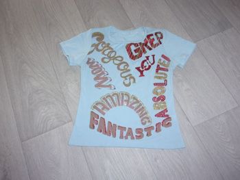 Tee shirt bleu ciel écritures pailletées taille S/M BE