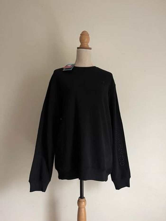 Sweat noir oceans apart