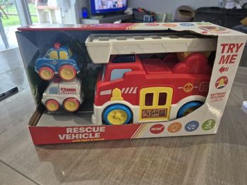 Camion pompier avec  2 véhicules