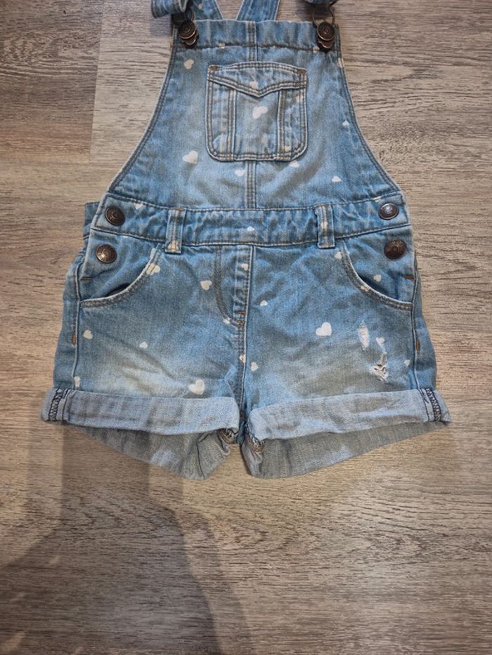 Salopette short en jean avec coeurs - photo numéro 3