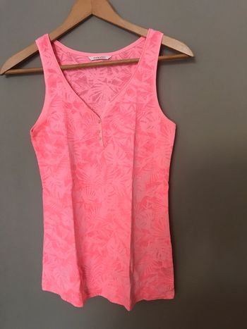Débardeur rose avec motif feuilles de palmier