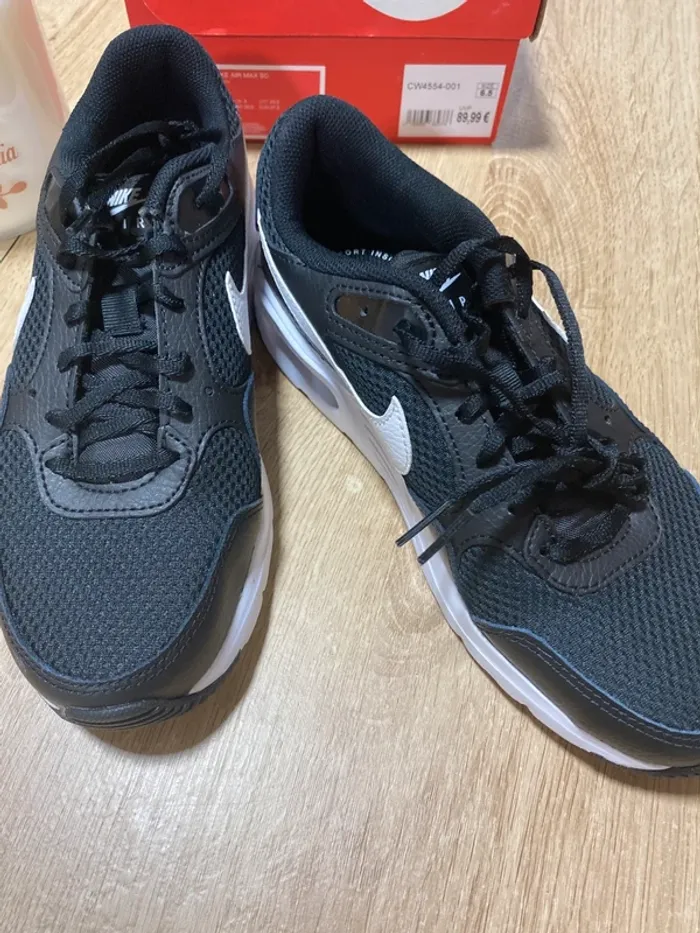 Nike air neuves  pointure 37,5 valeur 89€