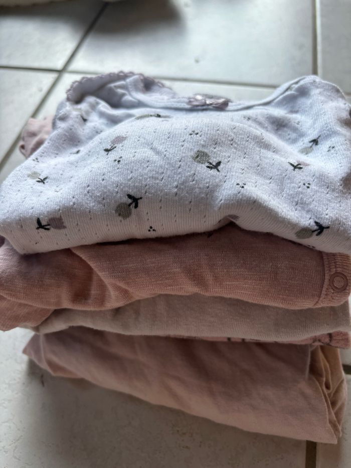 Lot pyjama et bodies - photo numéro 3