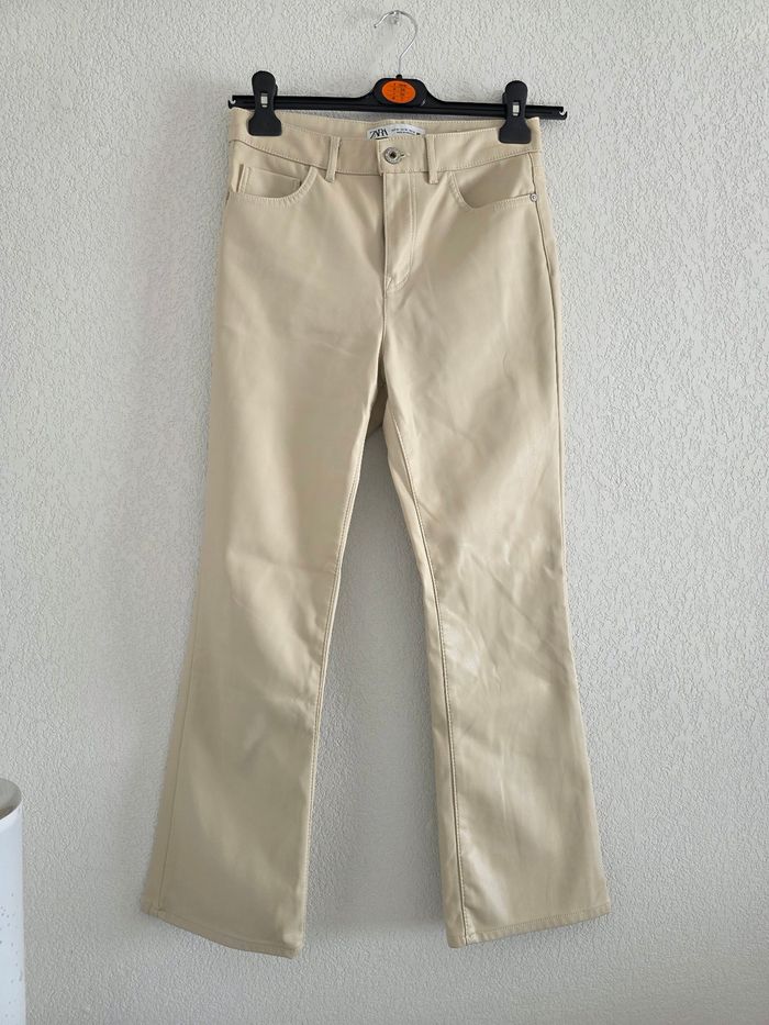 Joli pantalon crop beige simili cuir zara taille 34