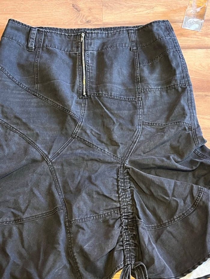 Je vend une jupe jusqu’à au genoux noir xl