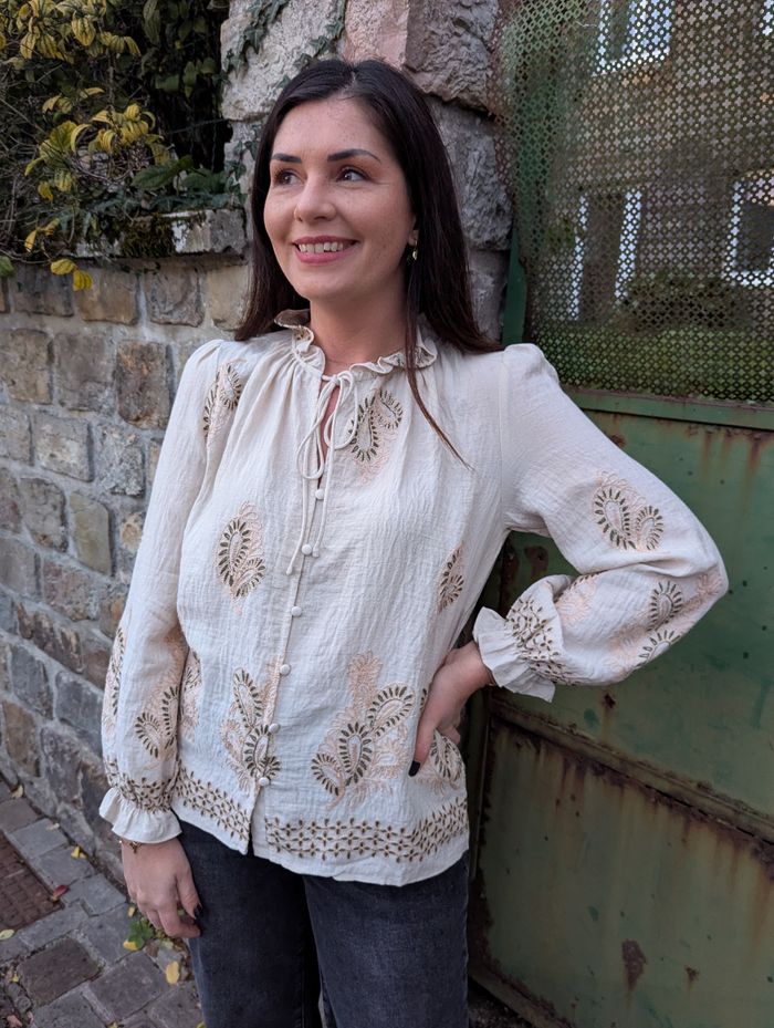 Blouse Frejus beige avec broderies kaki/écru
Taille S/M