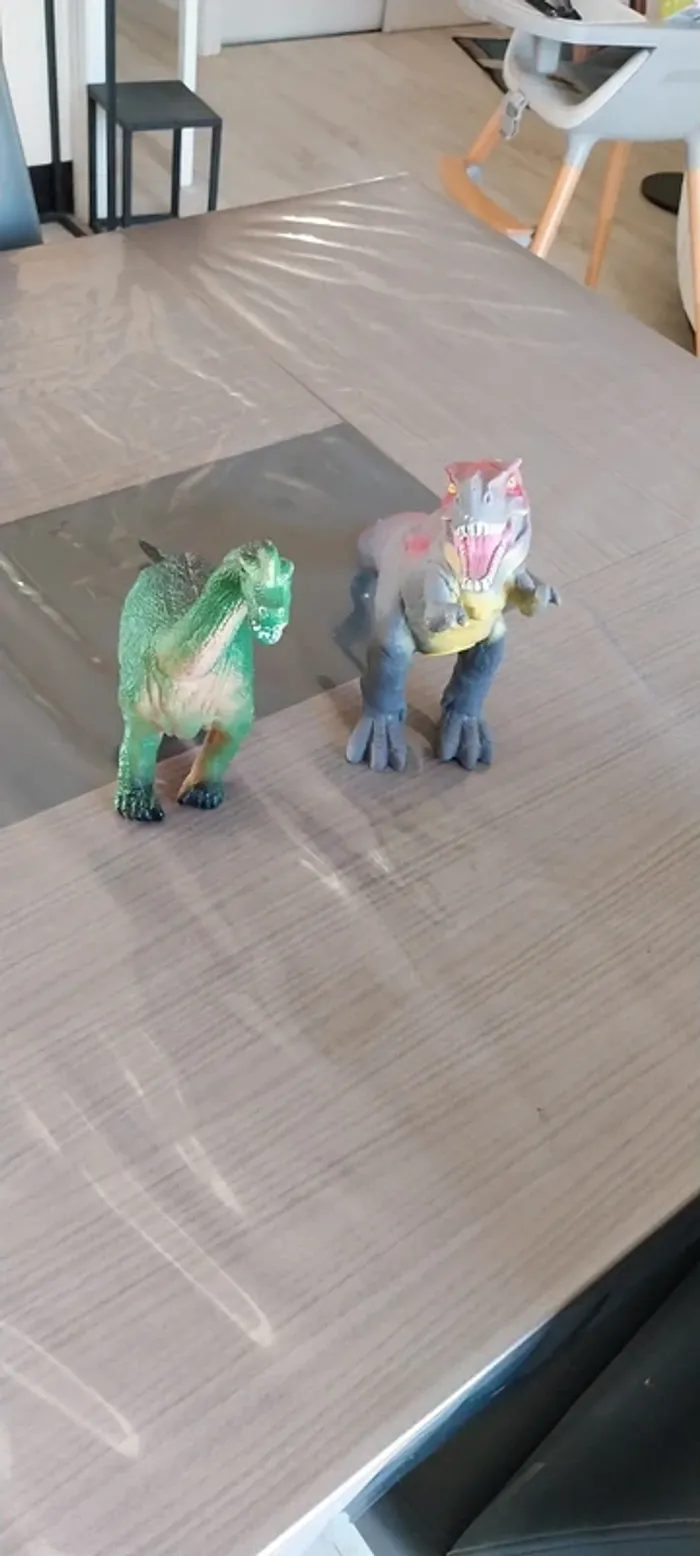 Lot de 2 dinosaures. Taille moyenne. Très bon état