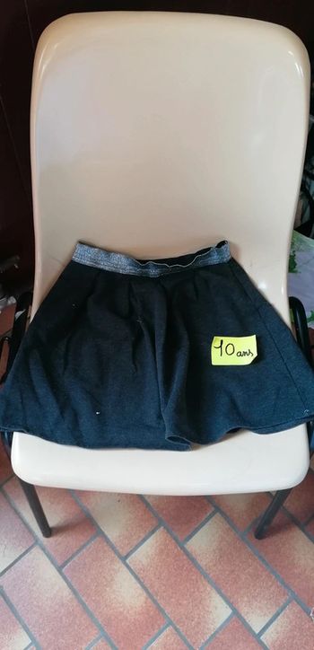 Jupe grise avec ceinture élastique brillante