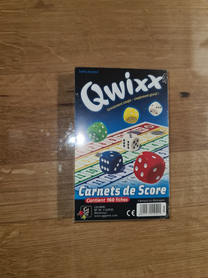 Neuf sous cellophane carnets de score pour le jeu de société Qwixx