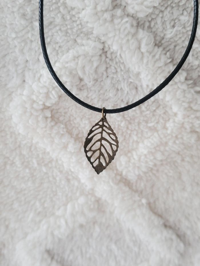 Collier feuille marron