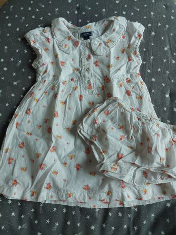 Robe à fleurs et col