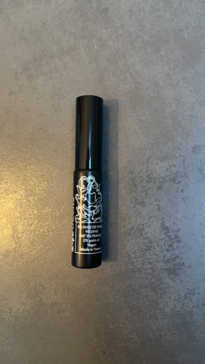 Eye liner noir - photo numéro 2