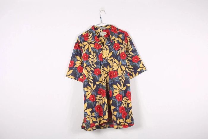 Superbe chemisette en coton (52%) et rayonne motif fleurs d'hibiscus (#240287)