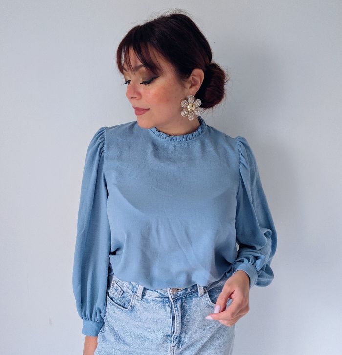 Blouse ample col montant bleu ciel romantique tendance moderne Marque Primark Taille 40 L
Très bon état