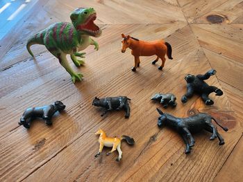 Lot animaux
Dinosaure
Cheval
Chien
Gorille
Âne 
taureau