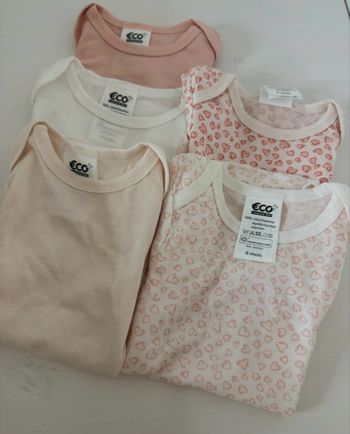 Lot de 5 bodies manches courtes 6 mois neuf eco +