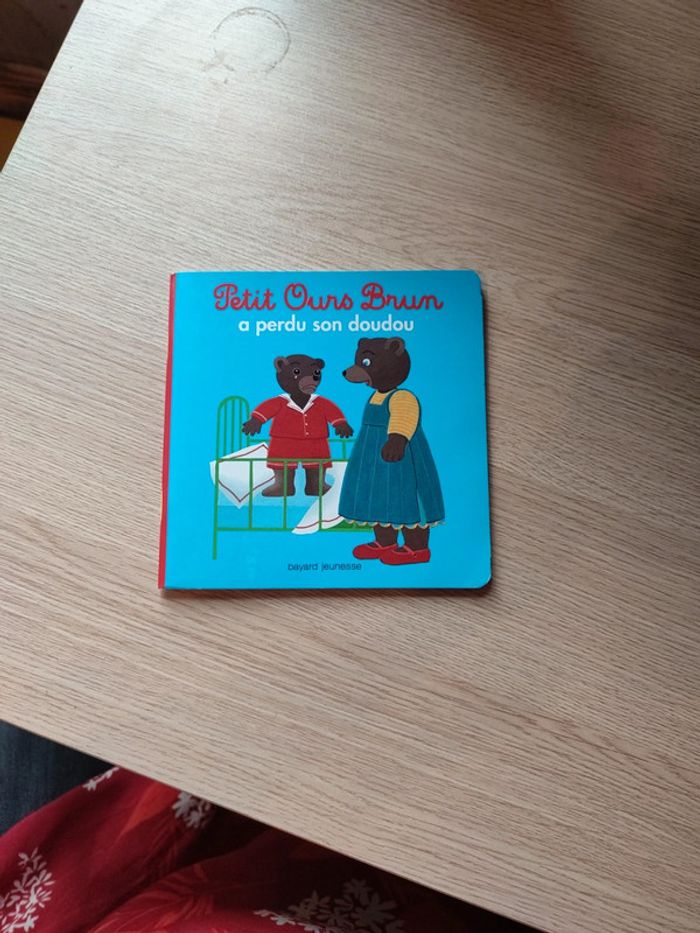 Petit ours brun a perdu son doudou