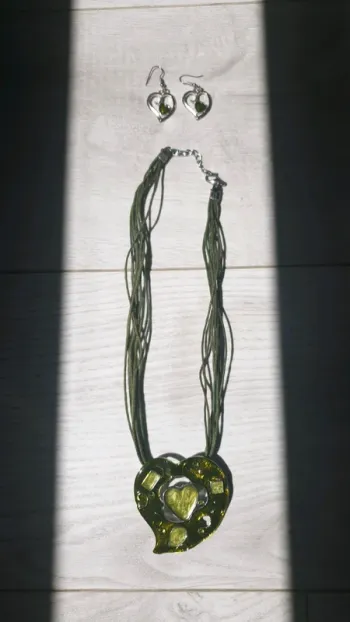 Parure collier et boucles d'oreilles coeur vert