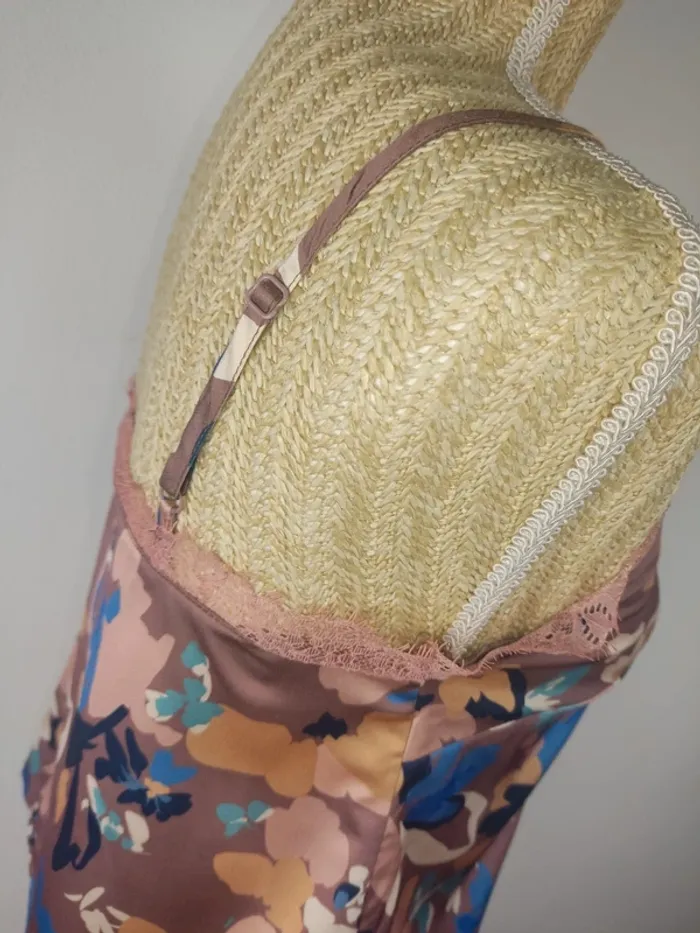 Caraco débardeur à bretelles dentelle motif fleuri taupe bleu beige taille XS Molly Bracken - photo numéro 5