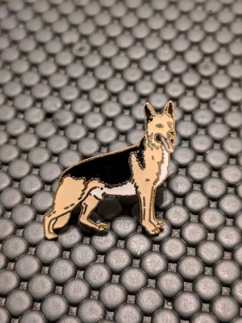 Pin's Chien Berger allemand fermoire luxe