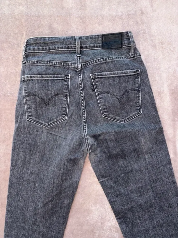 Jean gris LEVI’S femme taille 36 en très bon état. - photo numéro 3