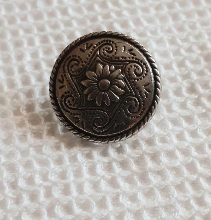 Lot 4 boutons métal. - photo numéro 2