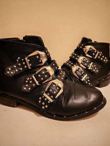 Bottines noires cloutées 