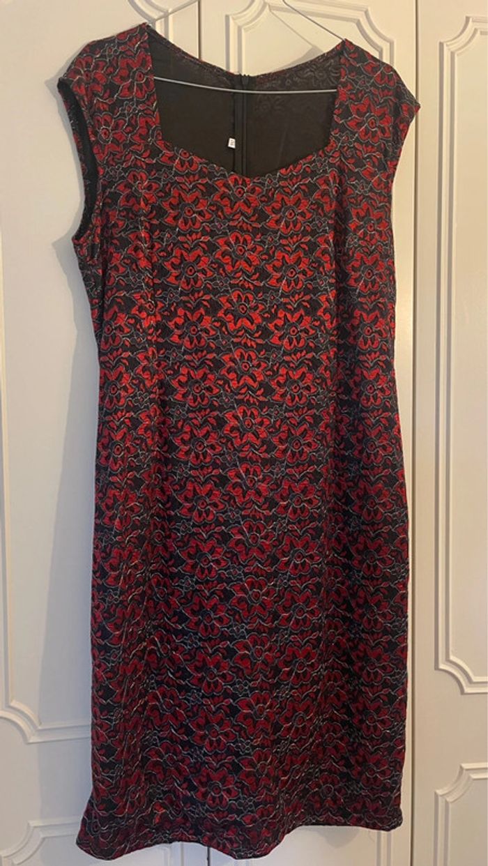 Très jolie robe rouge et noir