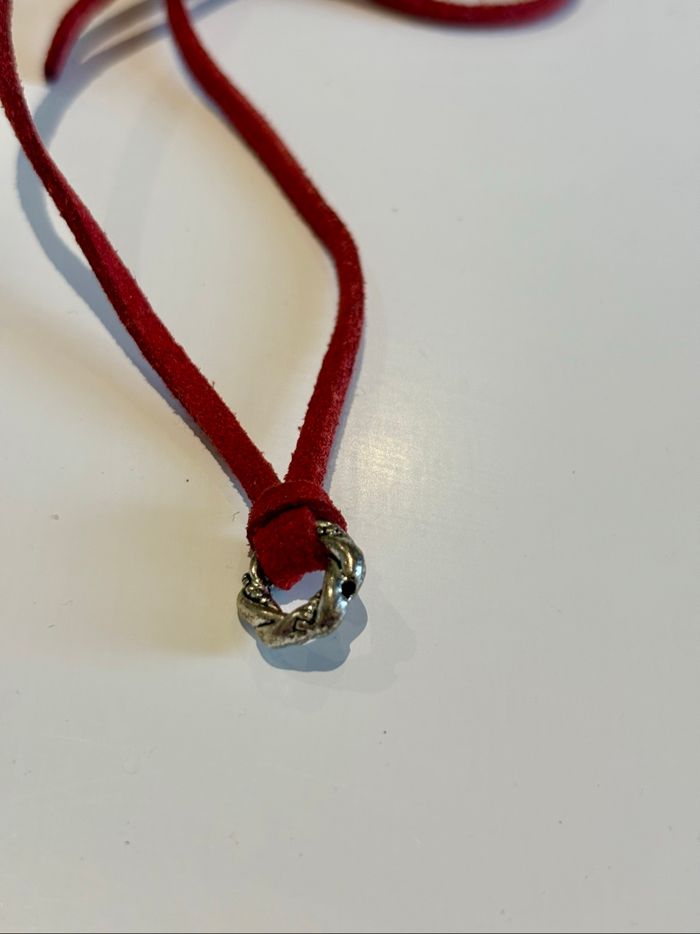 Bracelet cordon rouge avec pendentif tressé argenté - photo numéro 2