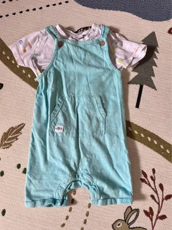 Salopette et t-shirt