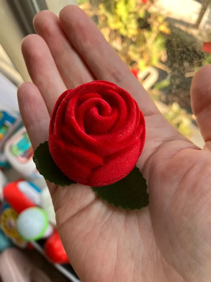 Écrin en forme de rose pour bague en velours rouge - photo numéro 2