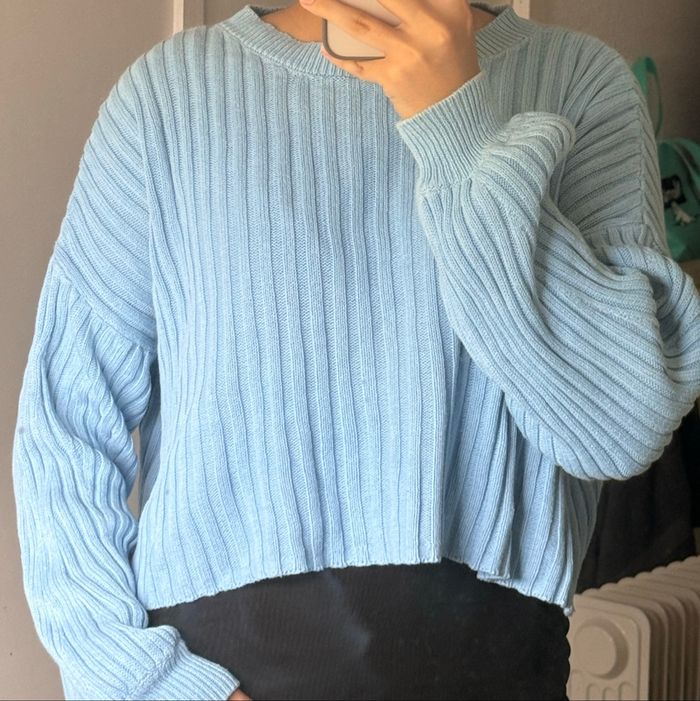 Pull bleu crop top